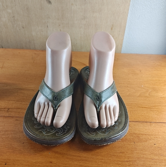Olukai Paniolo Thong Sandals 7 Flip Flops Slip On Olive Green Comfort Flats - Picture 1 of 8